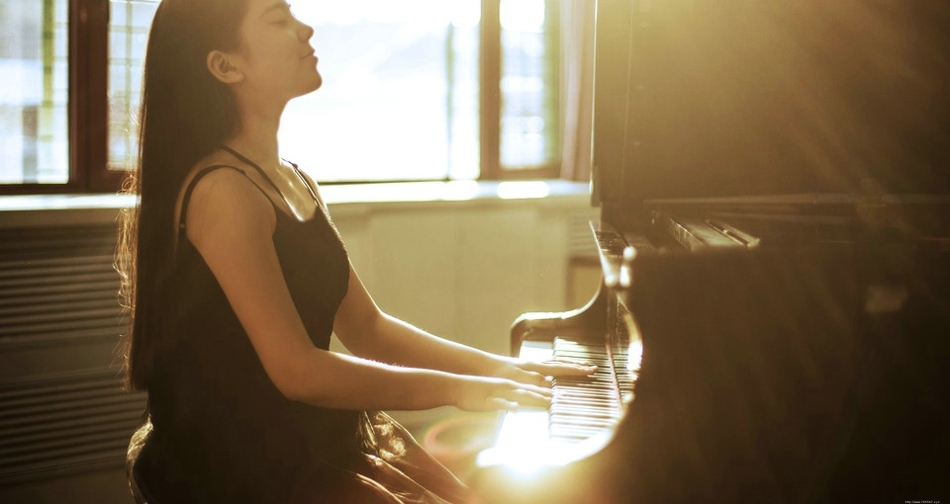 阳光下弹钢琴的女孩蕾丝礼裙专注认真