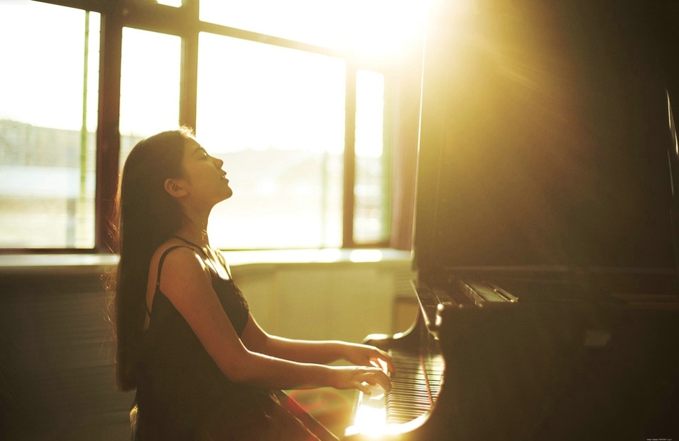 阳光下弹钢琴的女孩蕾丝礼裙专注认真