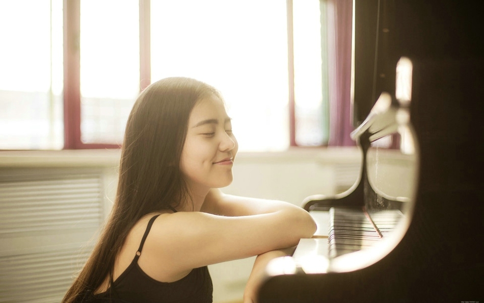 阳光下弹钢琴的女孩蕾丝礼裙专注认真