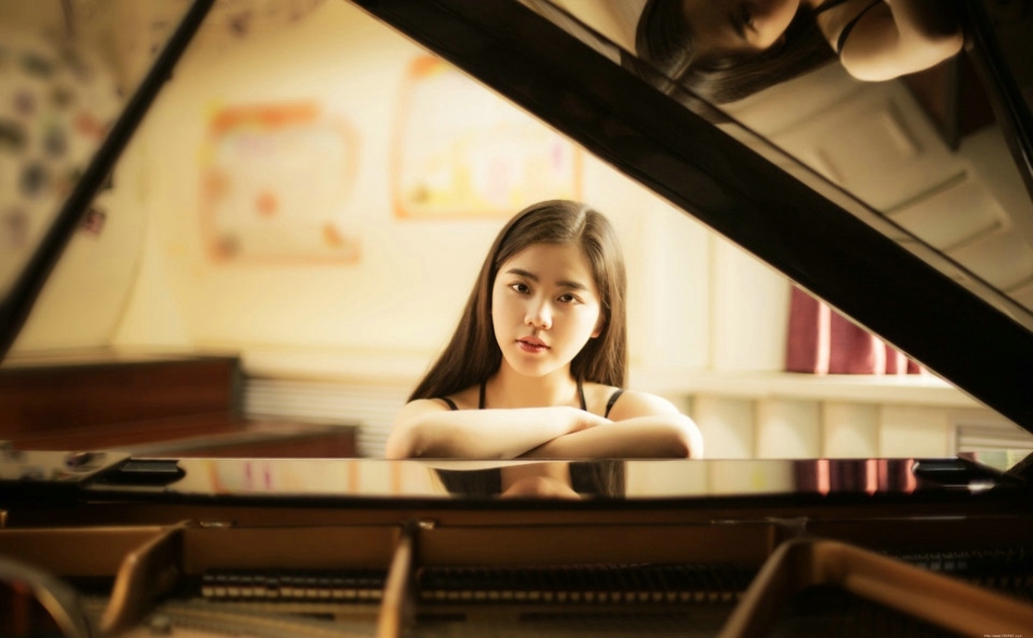 阳光下弹钢琴的女孩蕾丝礼裙专注认真