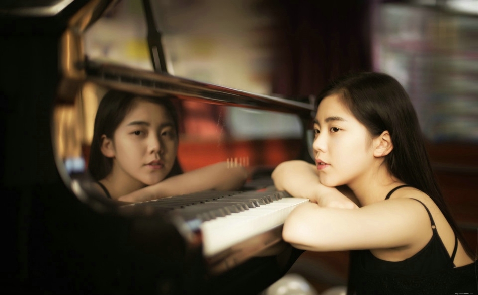 阳光下弹钢琴的女孩蕾丝礼裙专注认真