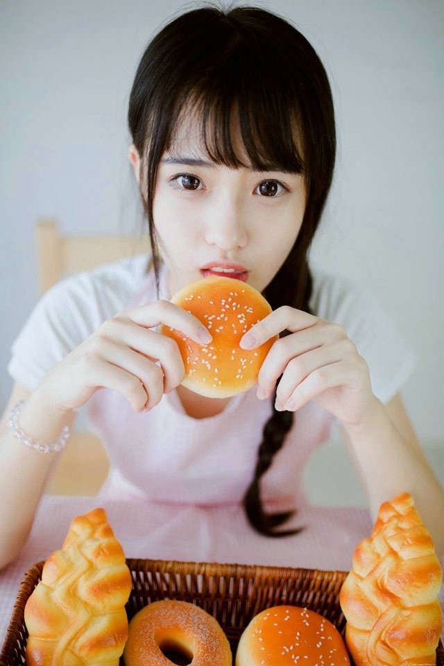 清纯麻花辫少女享受做面包带来的快乐
