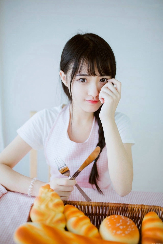 清纯麻花辫少女享受做面包带来的快乐