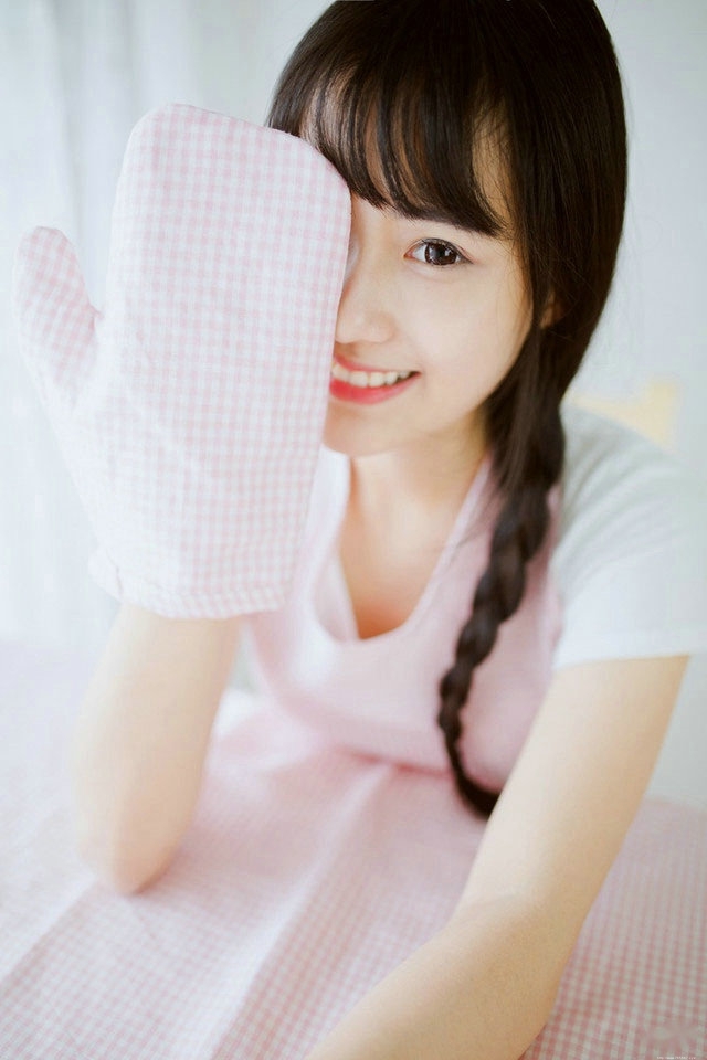 清纯麻花辫少女享受做面包带来的快乐