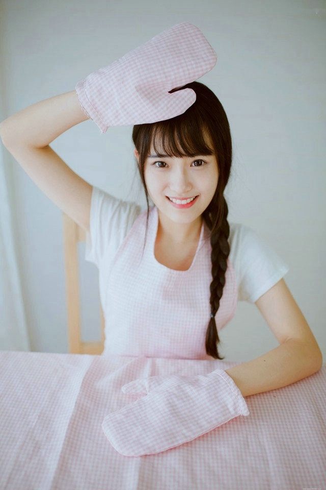 清纯麻花辫少女享受做面包带来的快乐