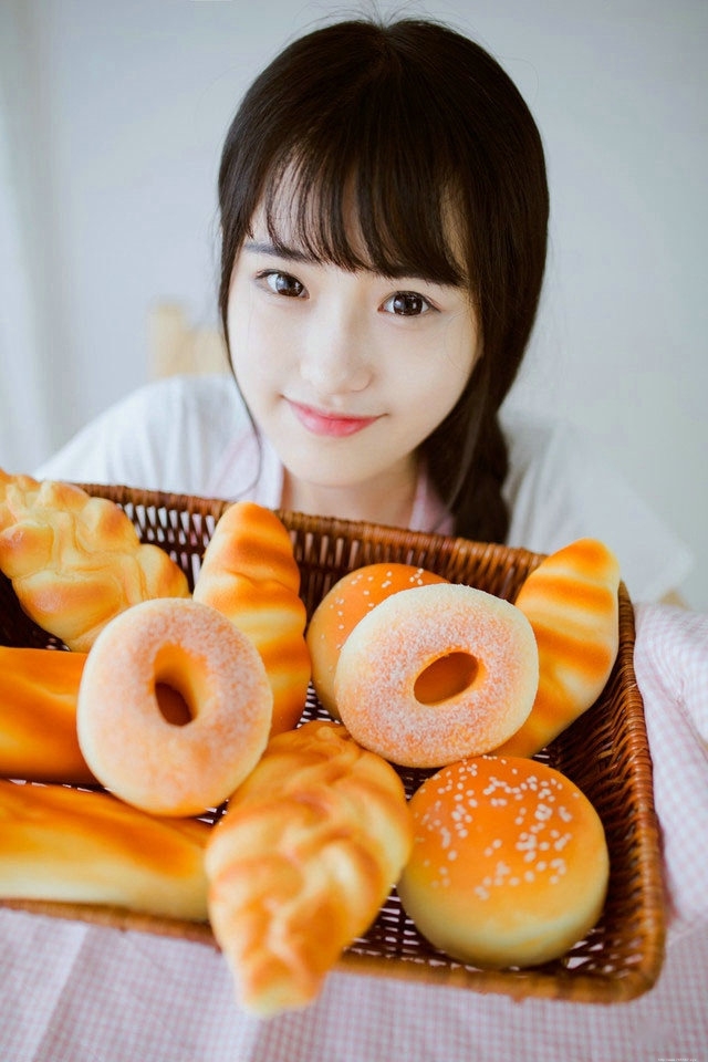 清纯麻花辫少女享受做面包带来的快乐