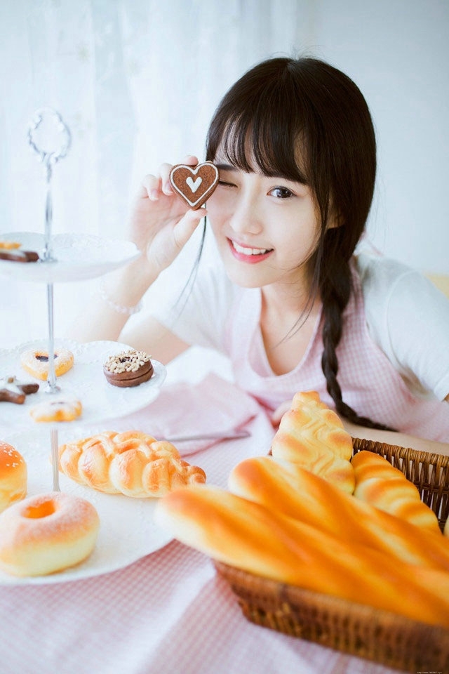 清纯麻花辫少女享受做面包带来的快乐