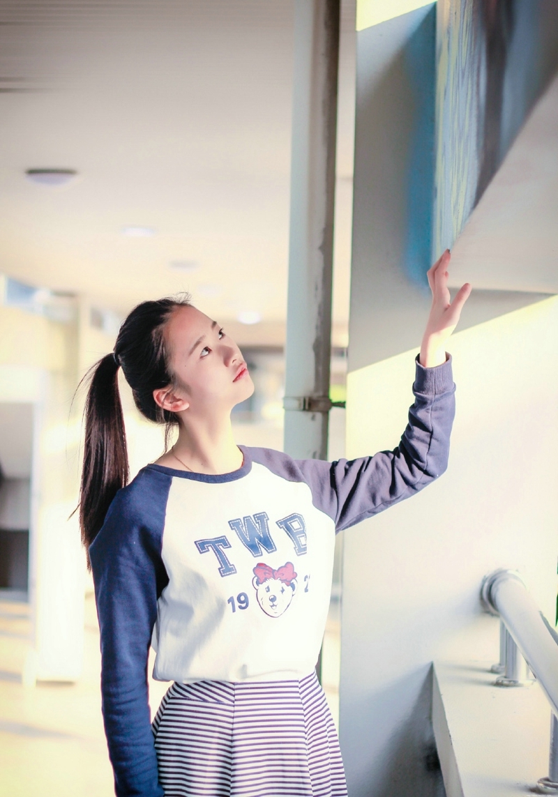 青春马尾美少女娇小甜美可人写真