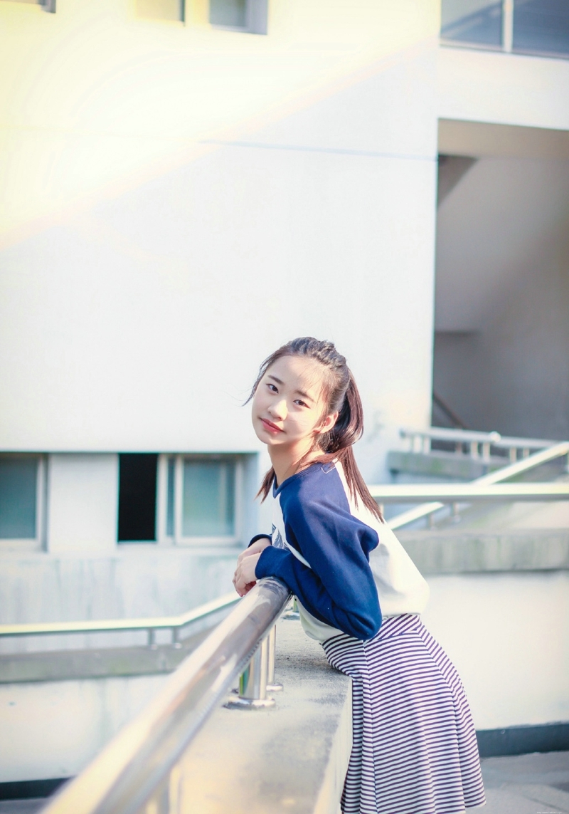 青春马尾美少女娇小甜美可人写真