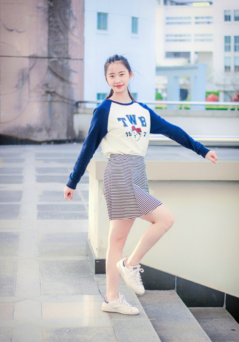 青春马尾美少女娇小甜美可人写真