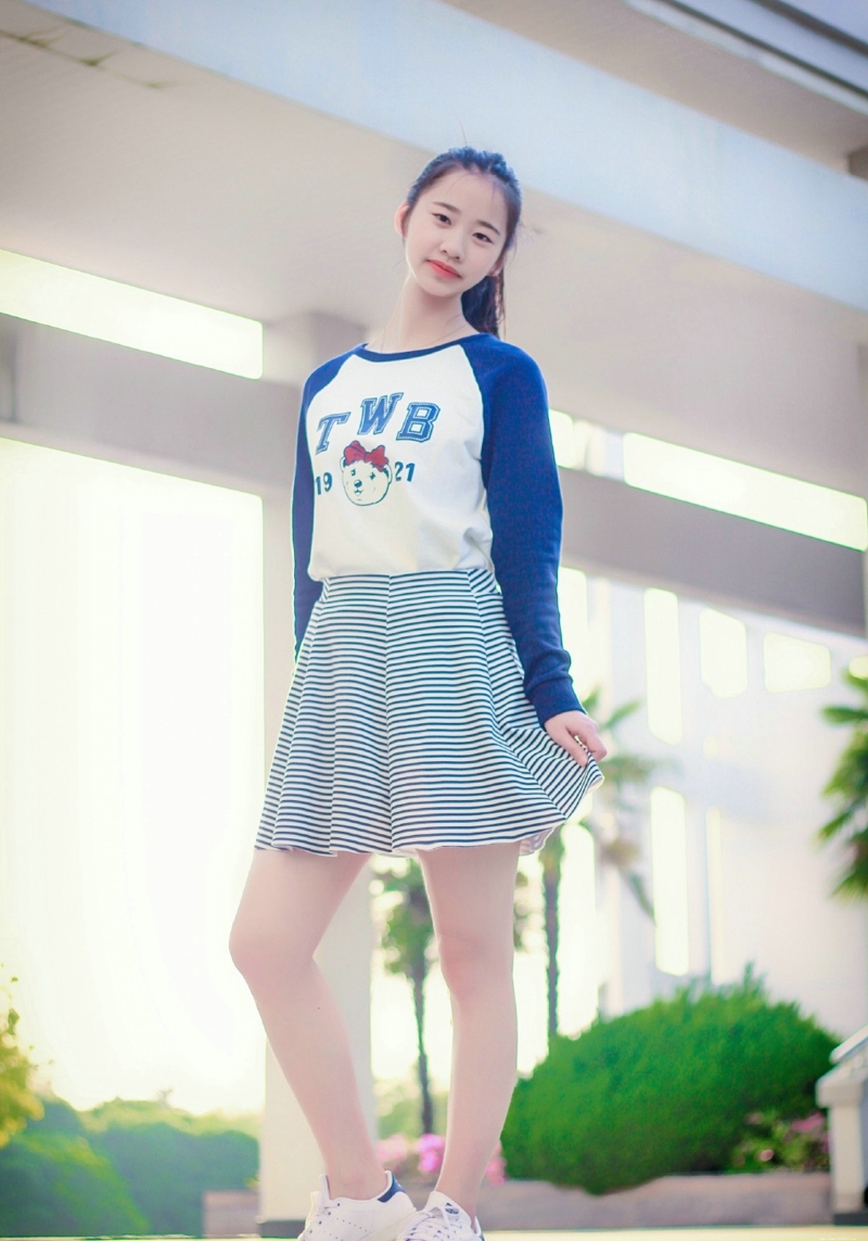 青春马尾美少女娇小甜美可人写真