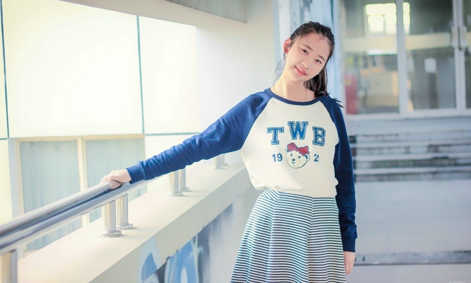 青春马尾美少女娇小甜美可人写真