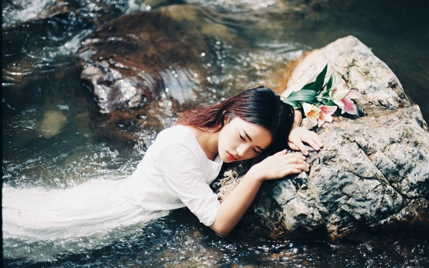 森系美女水中湿身勾起你的治愈心灵