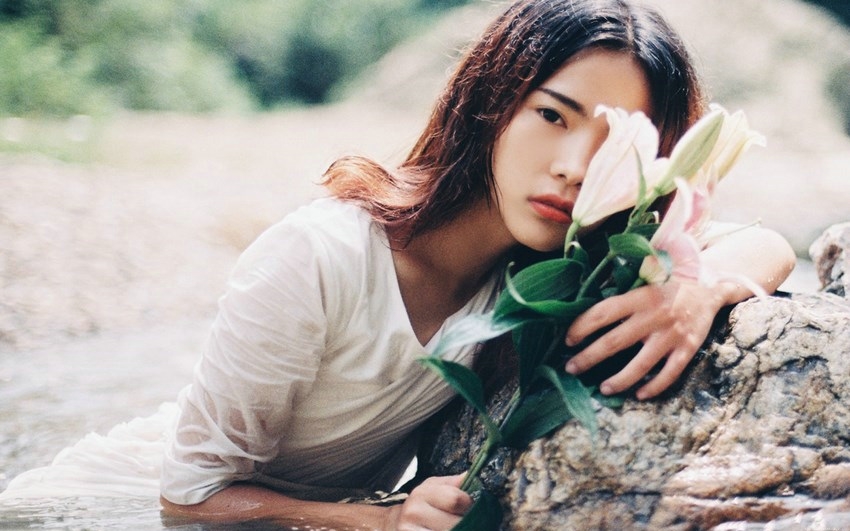 森系美女水中湿身勾起你的治愈心灵