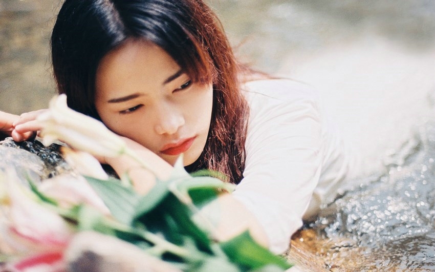 森系美女水中湿身勾起你的治愈心灵