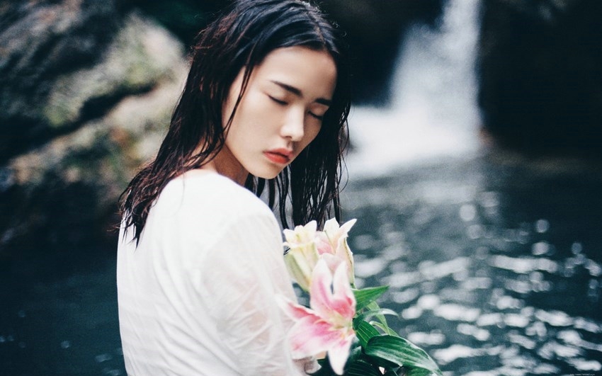 森系美女水中湿身勾起你的治愈心灵