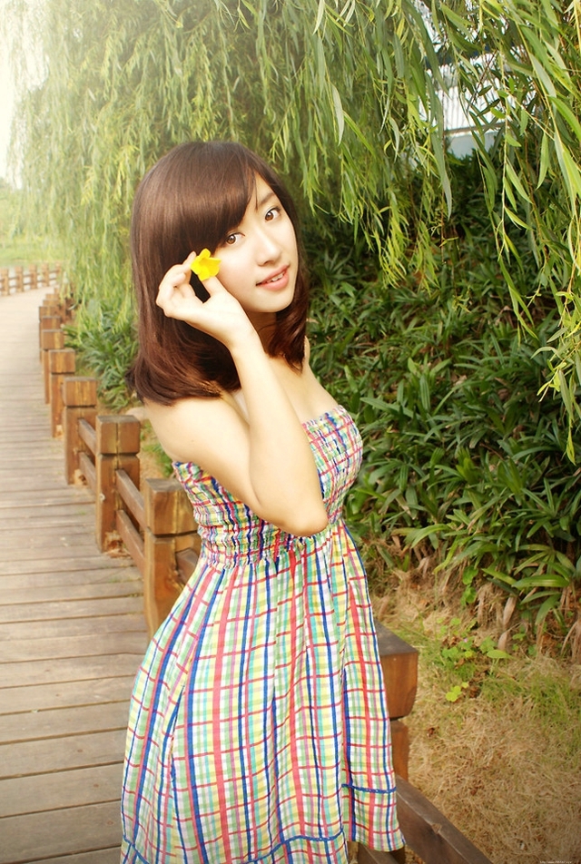 清纯可爱白嫩抹胸美女甜美小清新高清写真