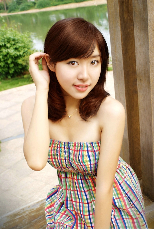 清纯可爱白嫩抹胸美女甜美小清新高清写真