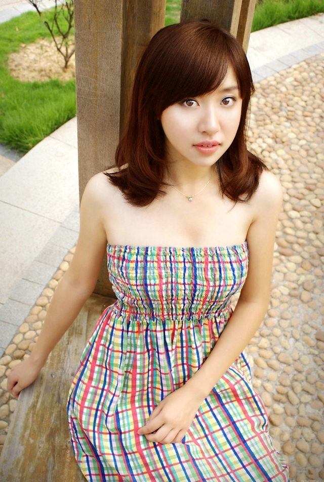 清纯可爱白嫩抹胸美女甜美小清新高清写真