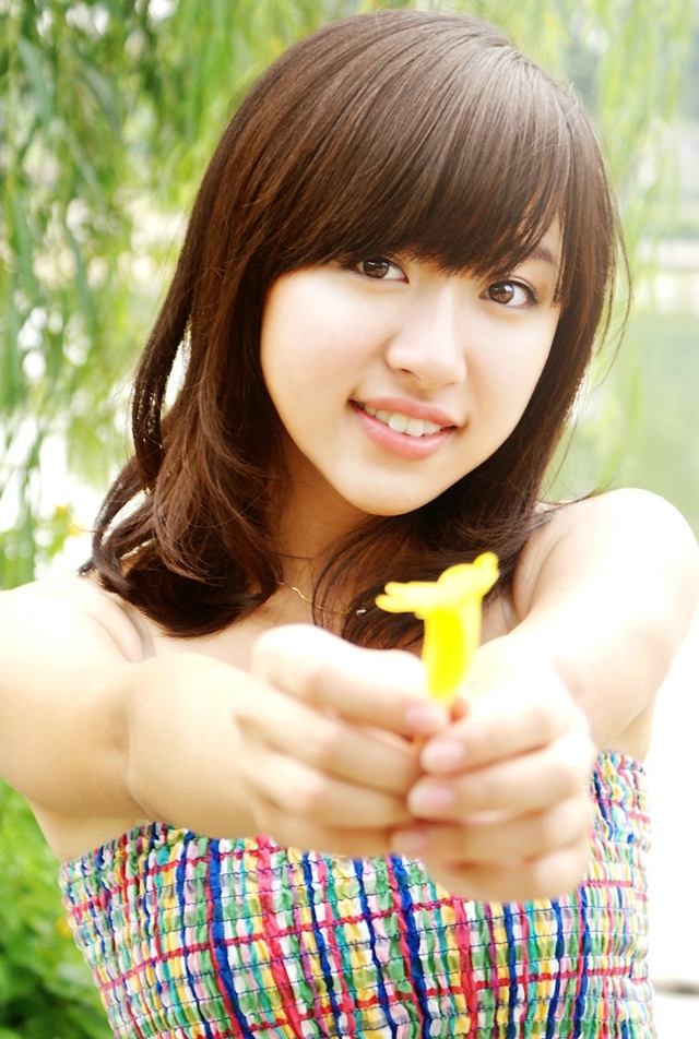 清纯可爱白嫩抹胸美女甜美小清新高清写真