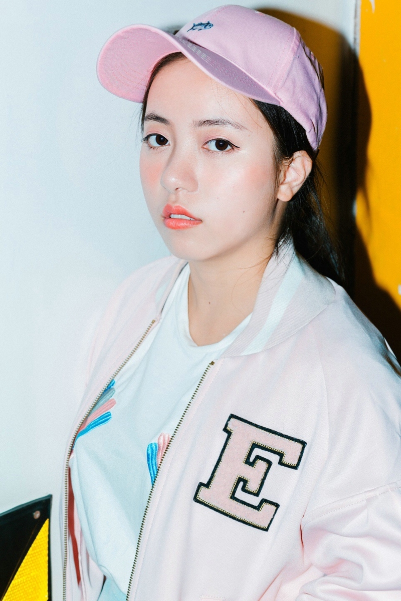 地下停车场内的棒球帽休闲运动风妹子