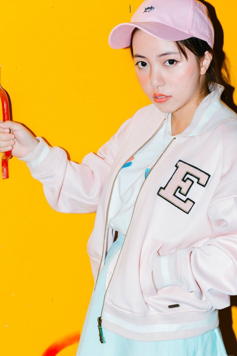 地下停车场内的棒球帽休闲运动风妹子