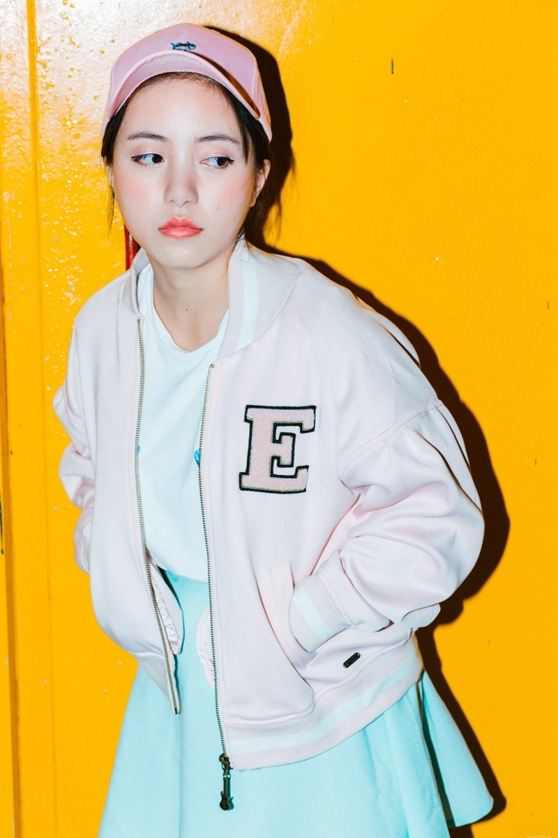 地下停车场内的棒球帽休闲运动风妹子