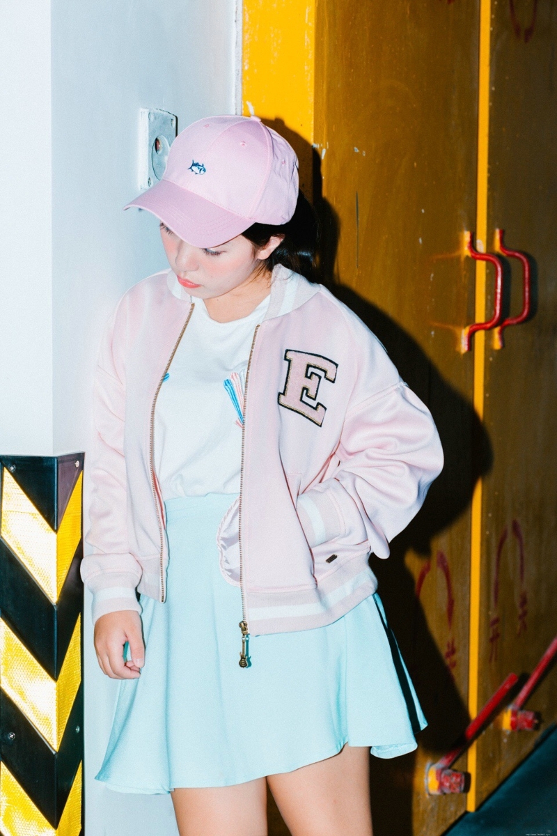 地下停车场内的棒球帽休闲运动风妹子