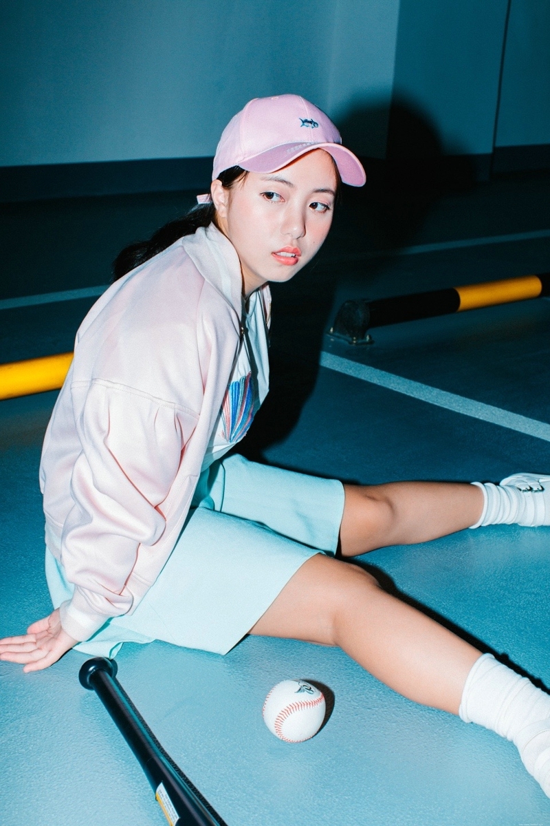 地下停车场内的棒球帽休闲运动风妹子