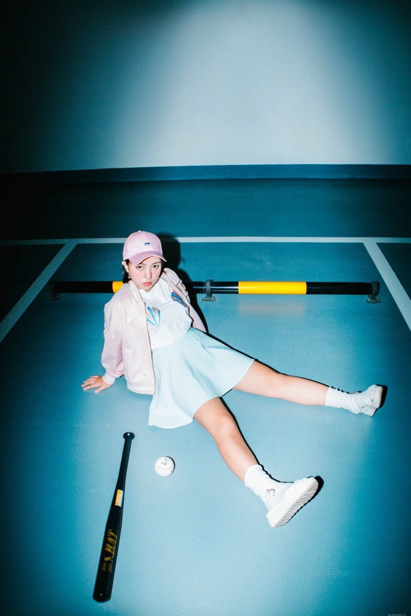 地下停车场内的棒球帽休闲运动风妹子