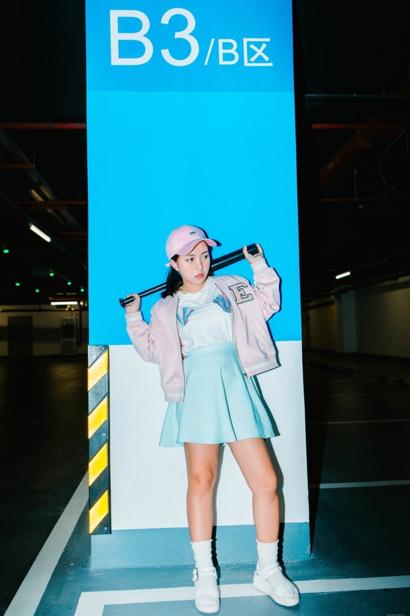 地下停车场内的棒球帽休闲运动风妹子