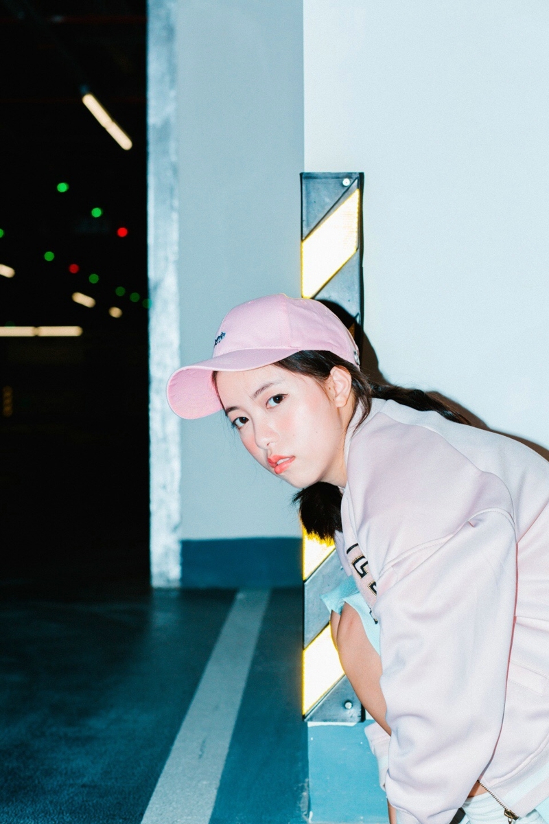 地下停车场内的棒球帽休闲运动风妹子