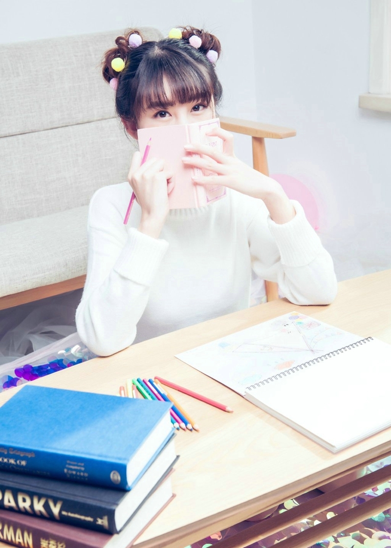 粉嫩私房内的画画少女悠闲甜美写真