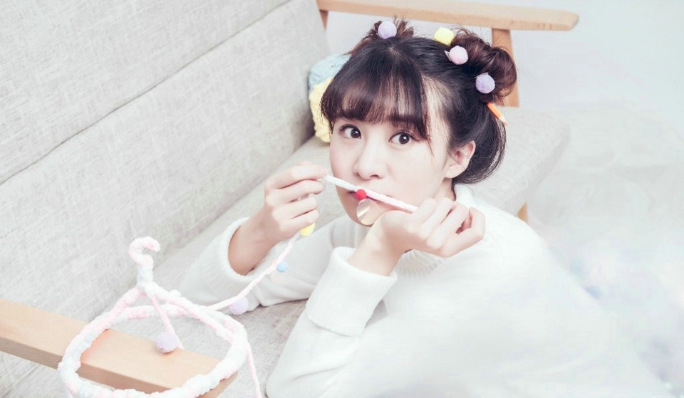 粉嫩私房内的画画少女悠闲甜美写真