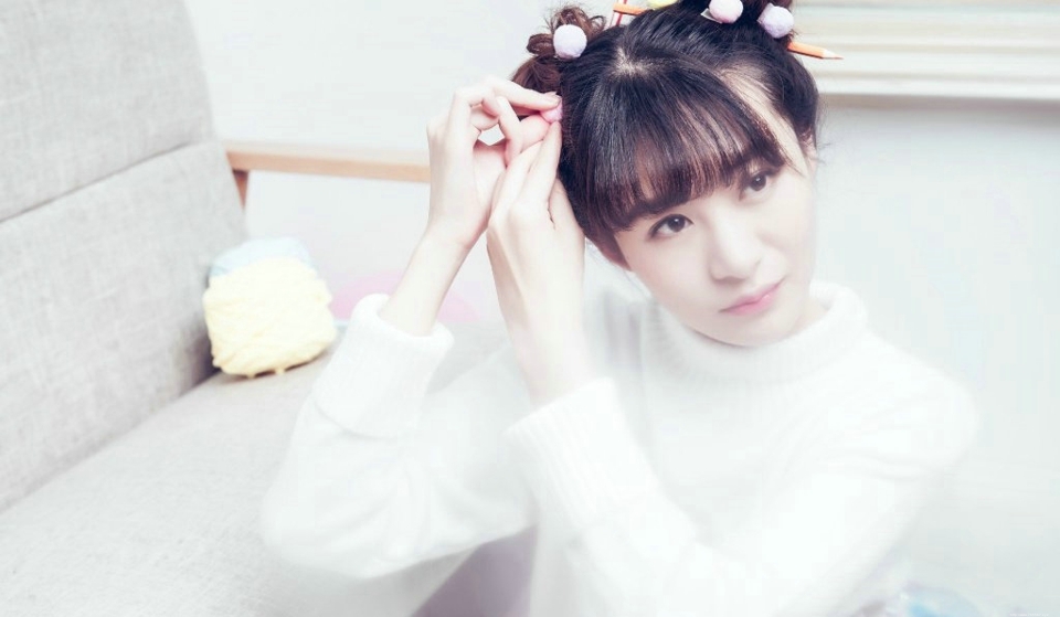 粉嫩私房内的画画少女悠闲甜美写真