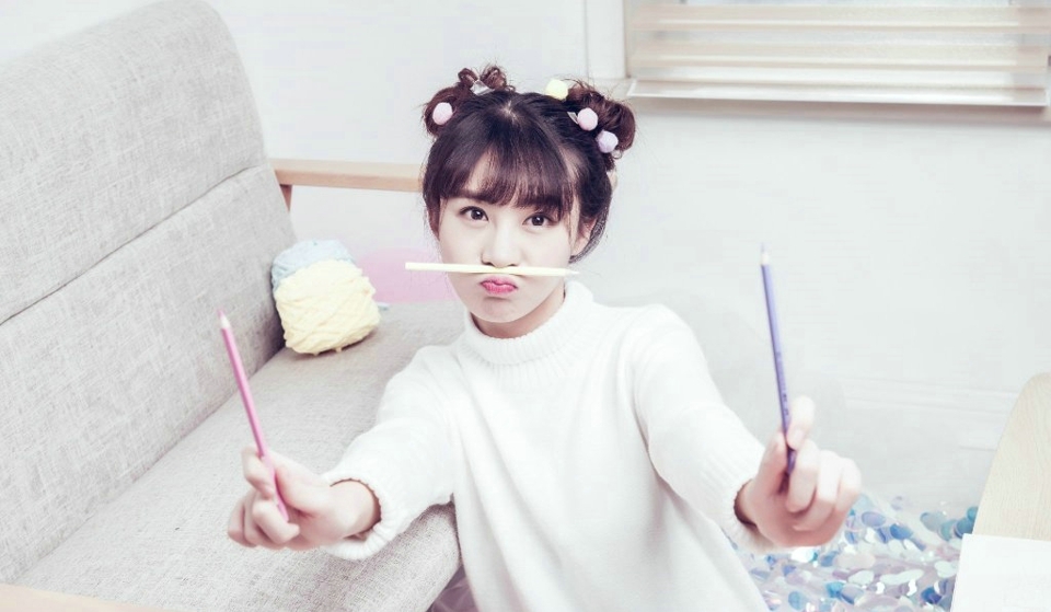 粉嫩私房内的画画少女悠闲甜美写真