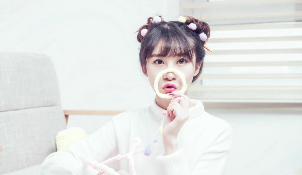 粉嫩私房内的画画少女悠闲甜美写真