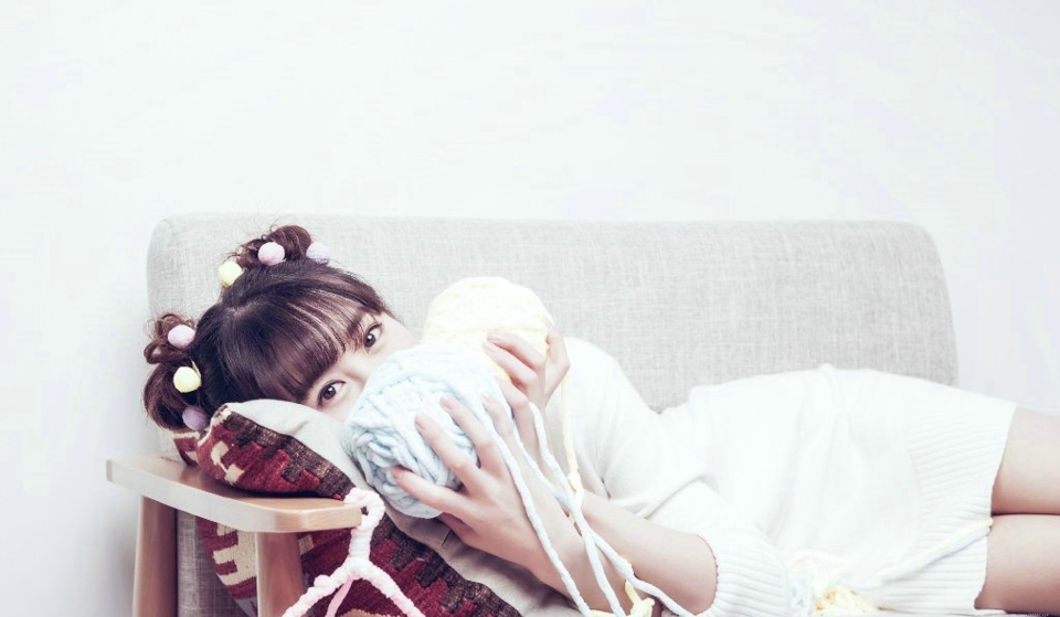 粉嫩私房内的画画少女悠闲甜美写真