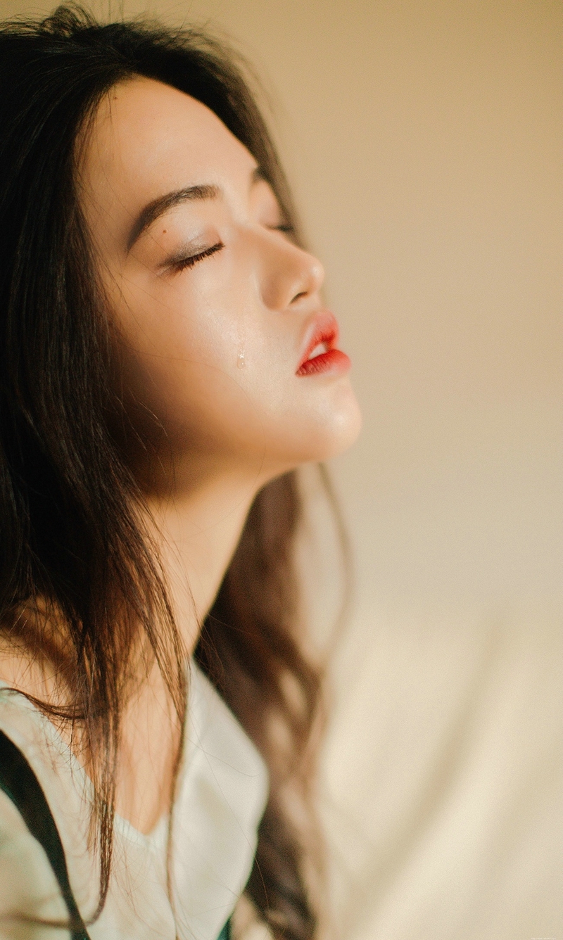 高颜值养眼女神私房慵懒卷发温馨写真