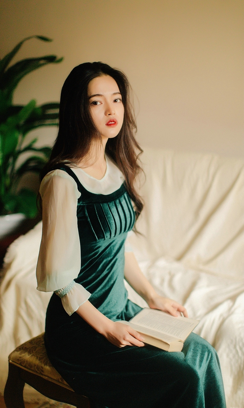 高颜值养眼女神私房慵懒卷发温馨写真