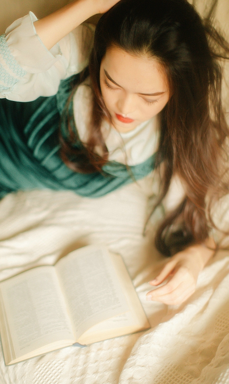 高颜值养眼女神私房慵懒卷发温馨写真