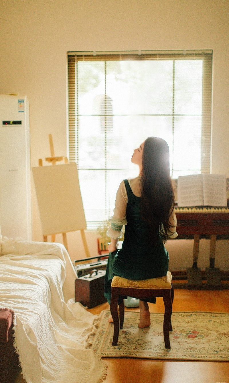 高颜值养眼女神私房慵懒卷发温馨写真