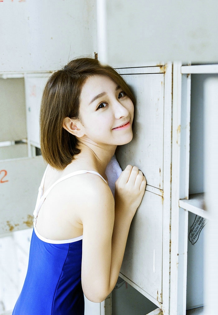 泳池内的死库水少女养眼动人写真