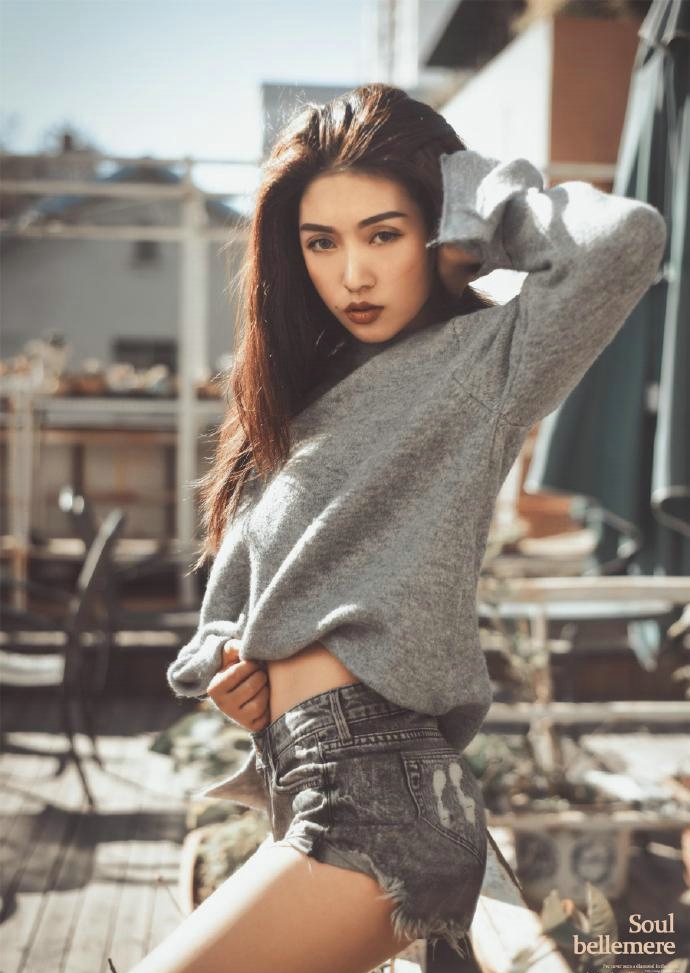 清新私房阳光凌乱美女感受假日温馨气息