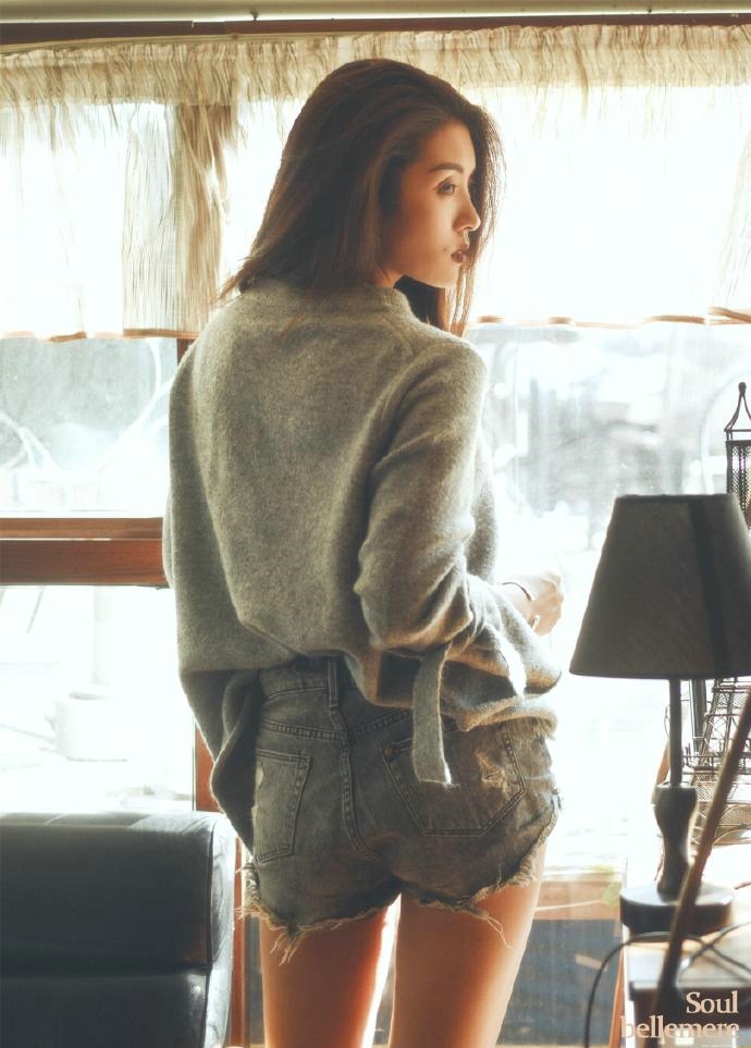 清新私房阳光凌乱美女感受假日温馨气息