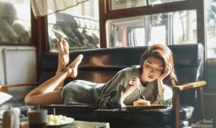 清新私房阳光凌乱美女感受假日温馨气息