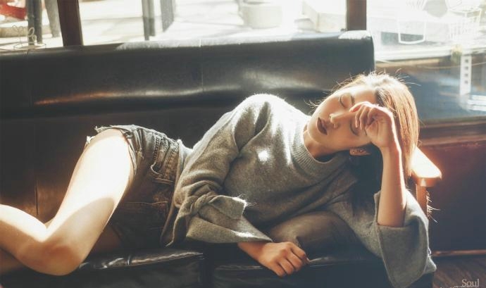 清新私房阳光凌乱美女感受假日温馨气息