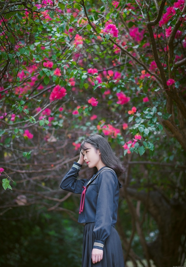 四月花开水手服少女红唇鲜艳欲滴心情靓