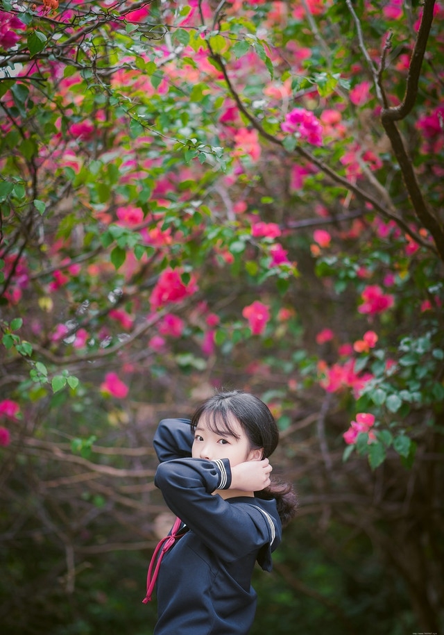 四月花开水手服少女红唇鲜艳欲滴心情靓