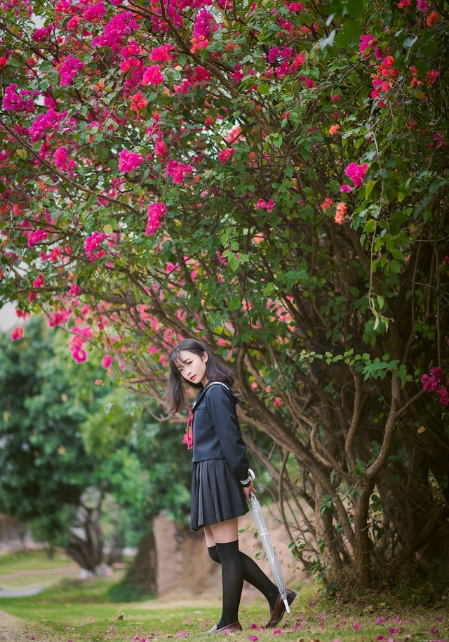 四月花开水手服少女红唇鲜艳欲滴心情靓